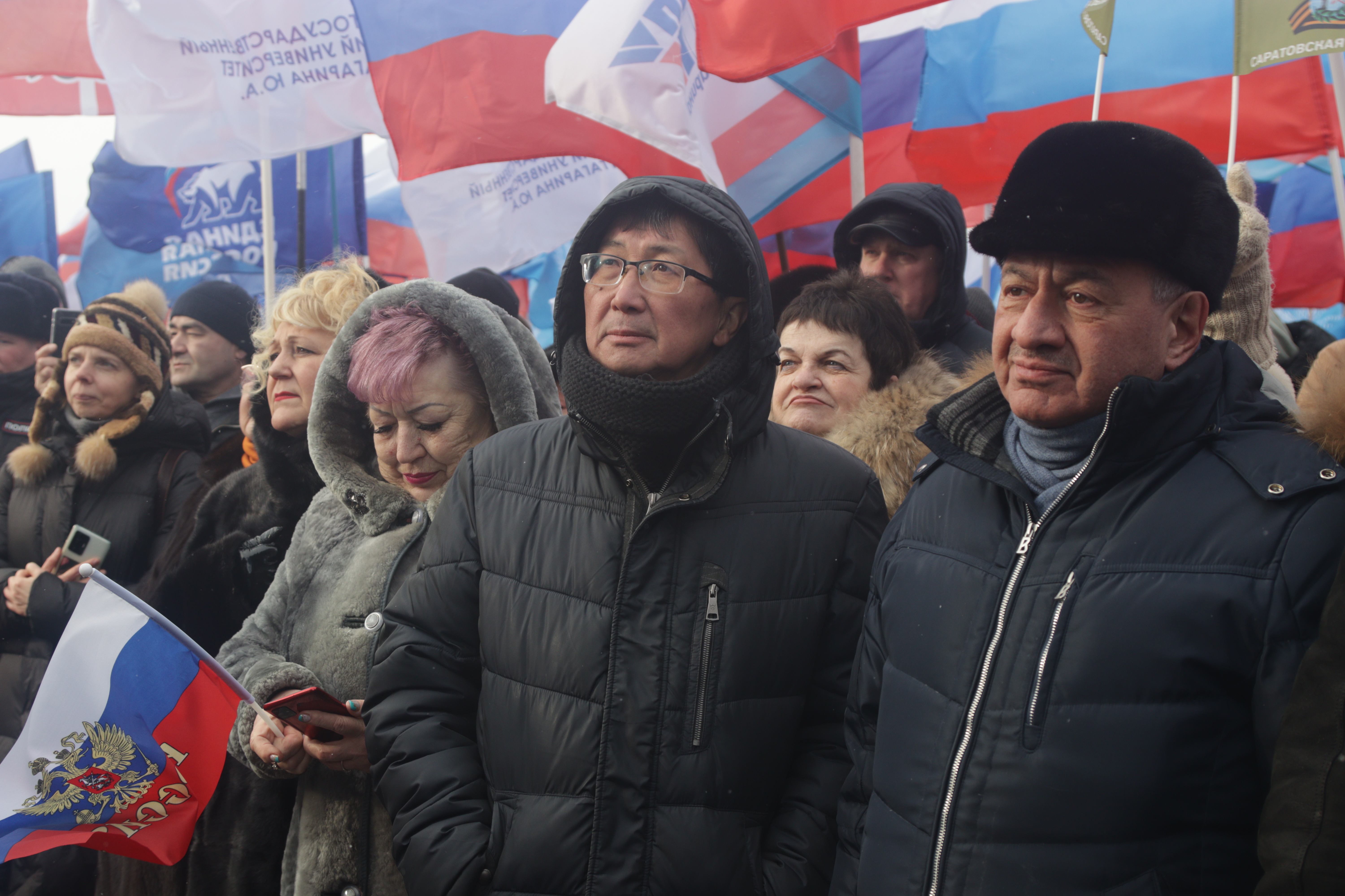 Митинг саратов сегодня. Митинги в России. Митинг в Саратове сейчас. Митинг в поддержку Путина. Митинг за войну.