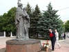 Сотрудники СГУ возложили цветы к памятнику Кириллу и Мефодию