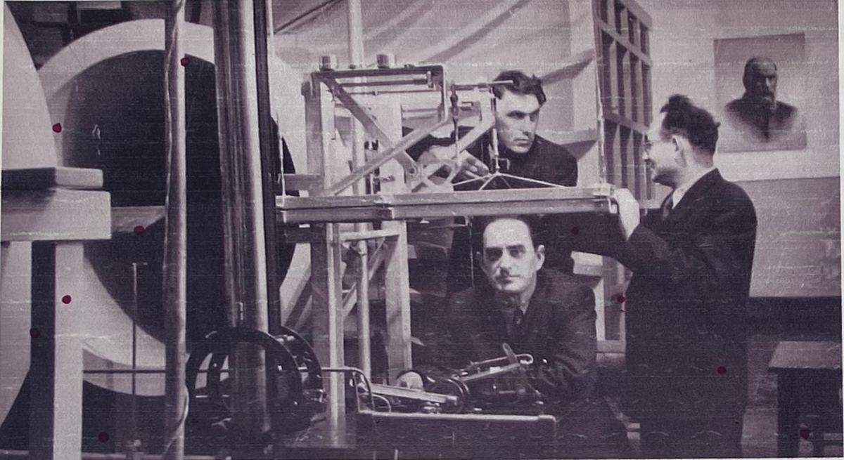 С. Н. Кутин, Н. Г. Чудаков, С. В. Фалькович у аэродинамической трубы (1959)