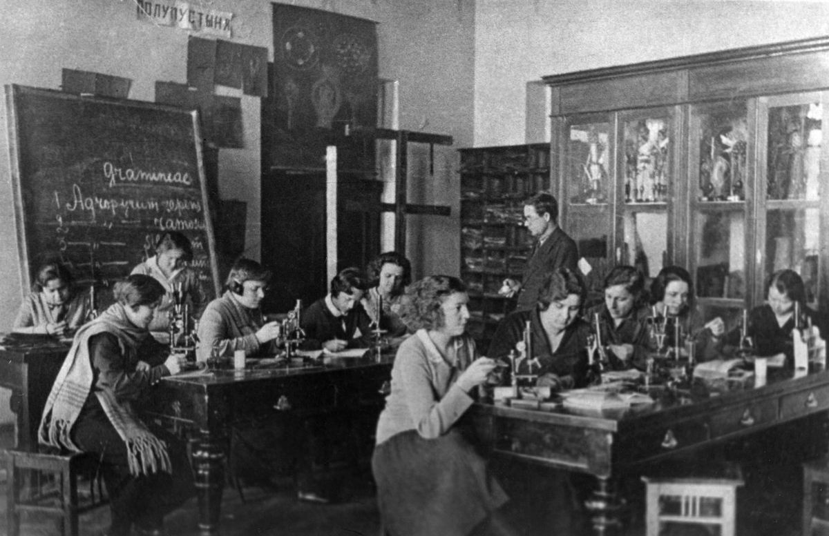 Занятие по ботанике 1930-е гг.
